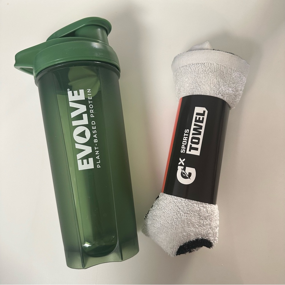 Gatorade x Evolve Protein Shaker Bottle 24 oz in Green and Printed Towel